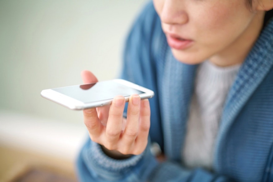 femme parlant à un callbot