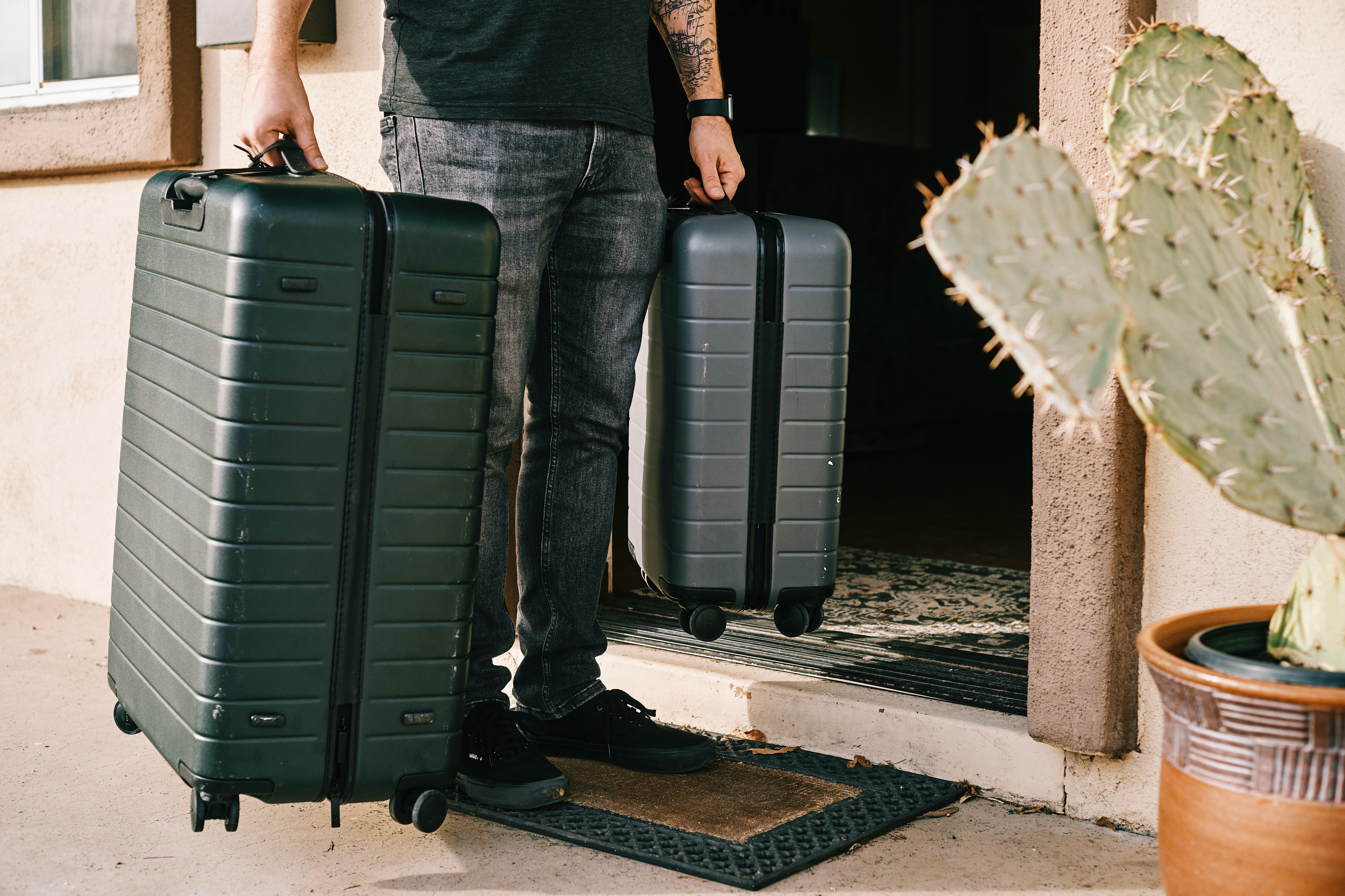 Can a luggage be delivered from or to an Airport