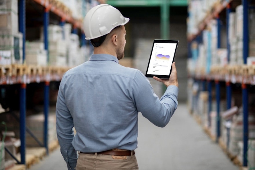 Viele industrielle mittelständische Unternehmen verfügen über begrenzte Investitionsmöglichkeiten und geringe Transaktionsvolumen. Um langfristig mit dem Wettbewerb mithalten zu können, ist ein internationales Logistiknetzwerk entscheidend. Dies stellt einen enormen Projektaufwand für OEMs dar. Gründe, warum solche Transformationsprojekte sich schwer umsetzen lassen, sind unter anderem die begrenzte interne Personalkapazität und die limitierten IT-Ressourcen. Wird das Management der Supply Chain weiterhin in-house getätigt, stoßen Mittelständler schnell an ihre Grenzen.
