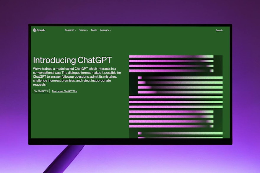 Computador com uma tela exibindo uma introdução ao Chat GPT