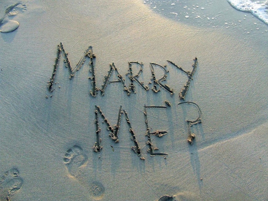 marry me dessiné dans le sable