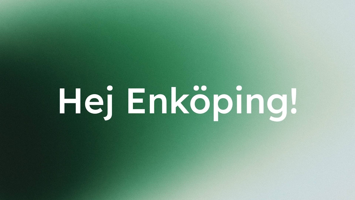 Grön gradientbakgrund med texten "Hej Enköping!" i sotra vita bokstäver