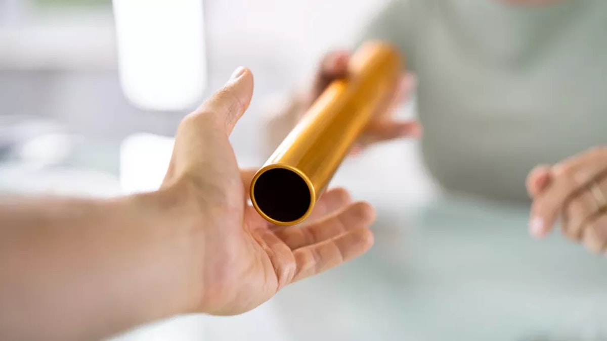 Photographie réaliste d'un passage de relai entre deux personnes