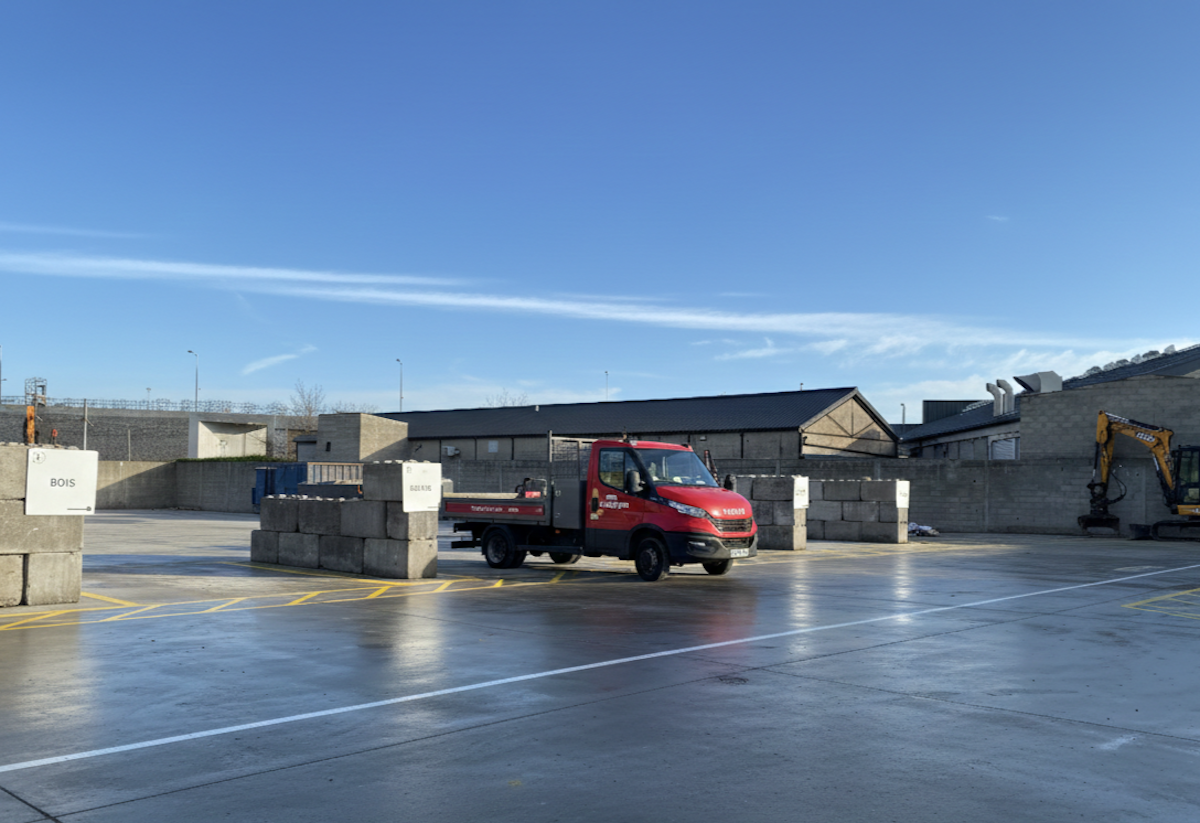 Vue photoréaliste d'un centre de tri EndLess moderne avec zone de déchargement pour artisans