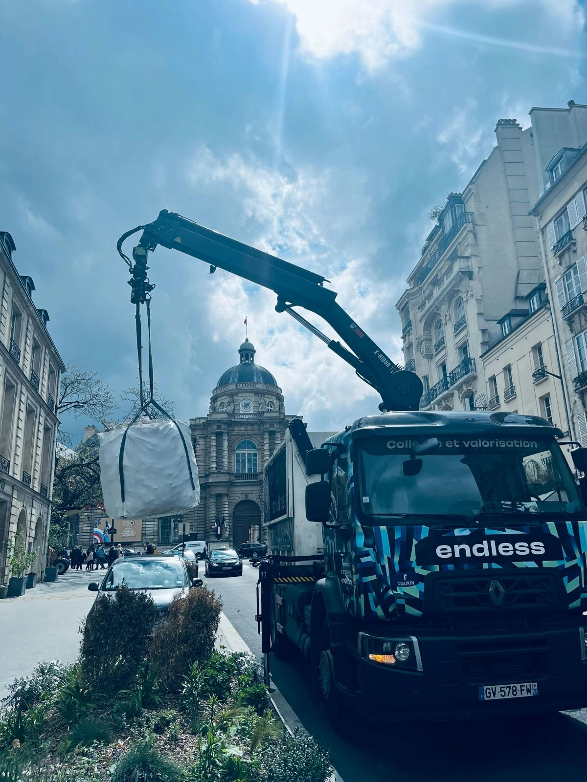 Camion en train de charger un Big Bag à Paris