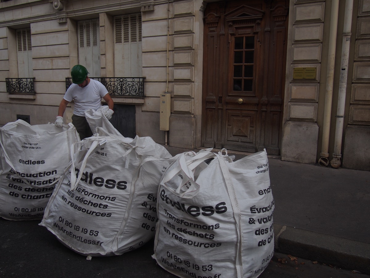 Illustration du secteur de la gestion des déchets et du recyclage BTP, illustrant la consolidation du marché par EndLess.