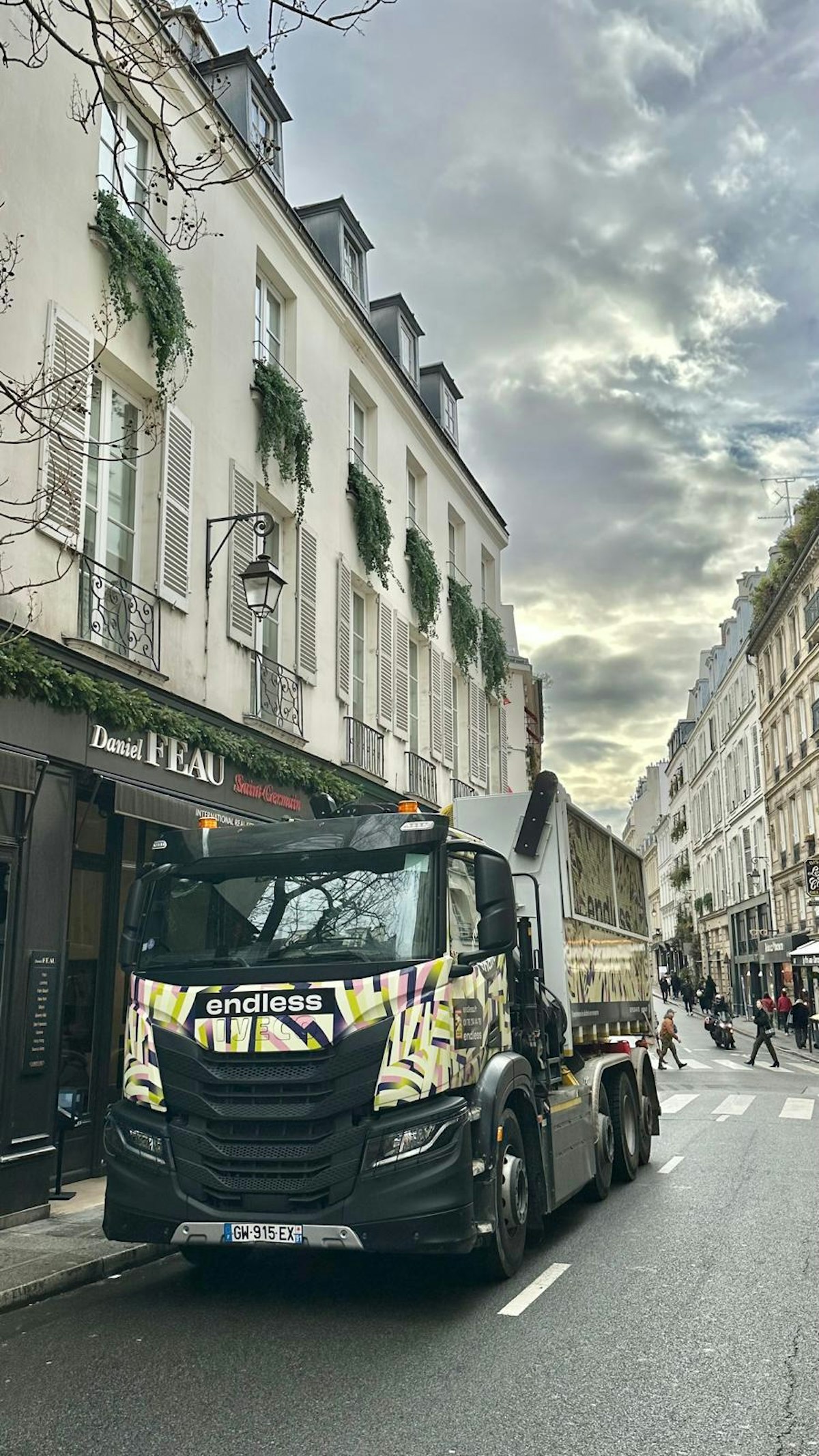 Camion Endless dans les rues de paris 