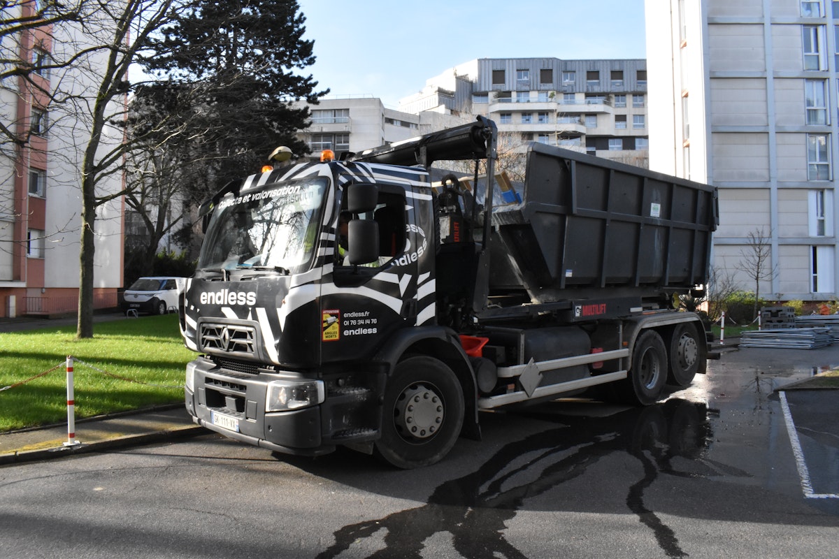 Une benne de chantier logotypée EndLess déposée sur un site de construction, prête pour le tri des matériaux.