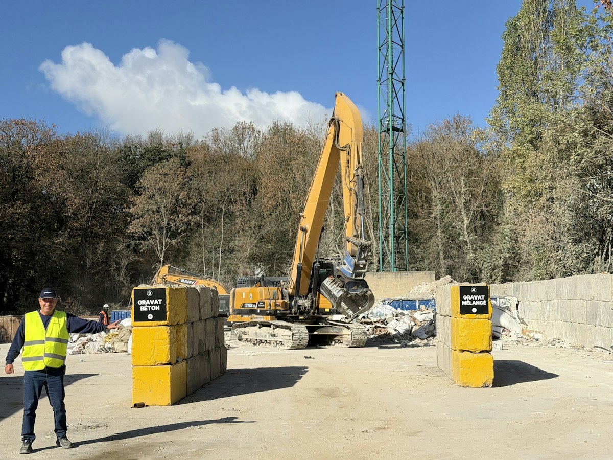 Photographie réaliste d'un utilitaire de chantier déchargeant des déchets du BTP dans un centre de tri industriel EndLess en Île-de-France.