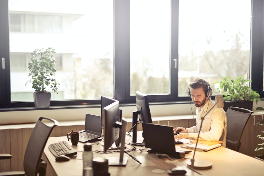 Insurance industry: 9 use cases for voice agents to relieve your call center