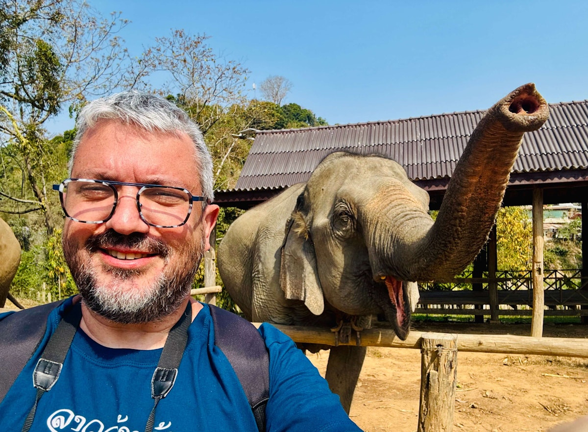 Stéphane et son éléphant de compagnie