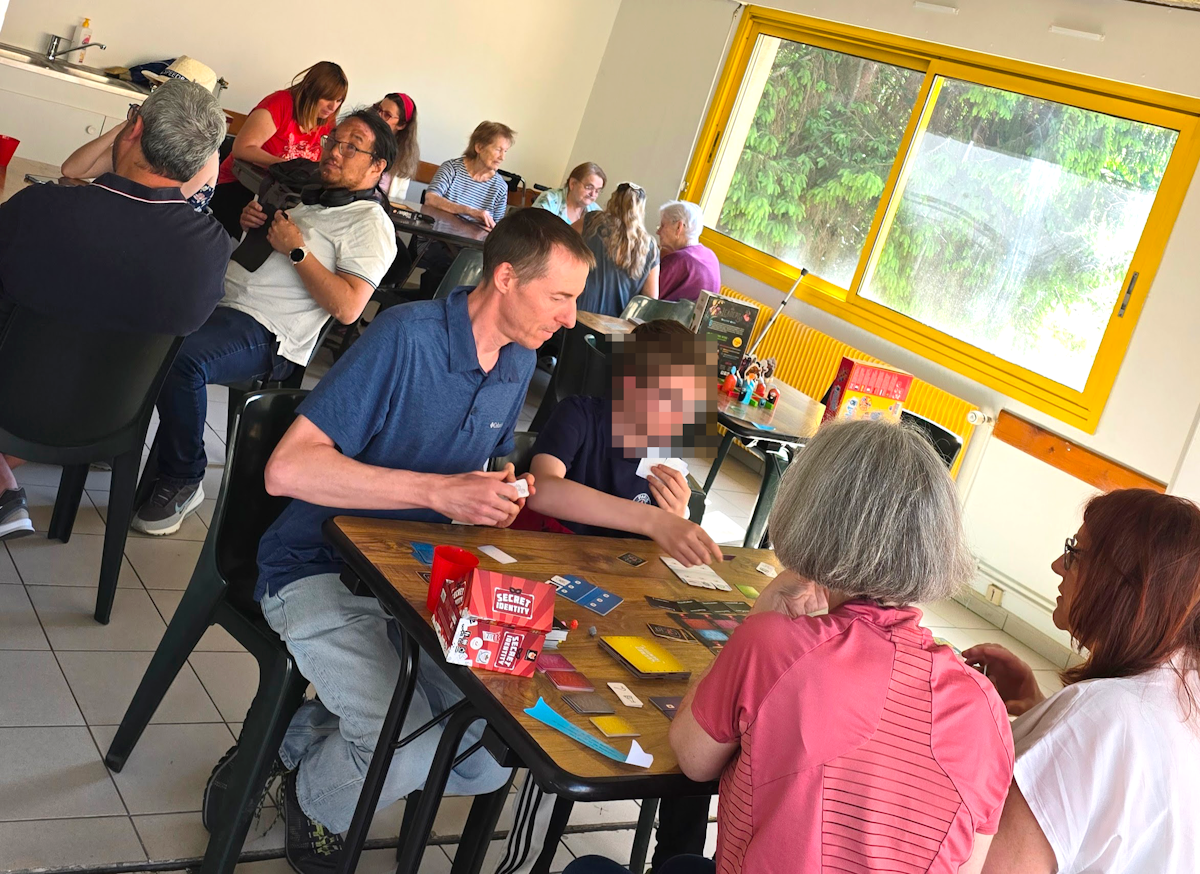 Enfants jouant à Secret Identity, nouveauté du festival des jeux de Cannes, lors de l’après-midi jeux à Neuville-sur-Saône