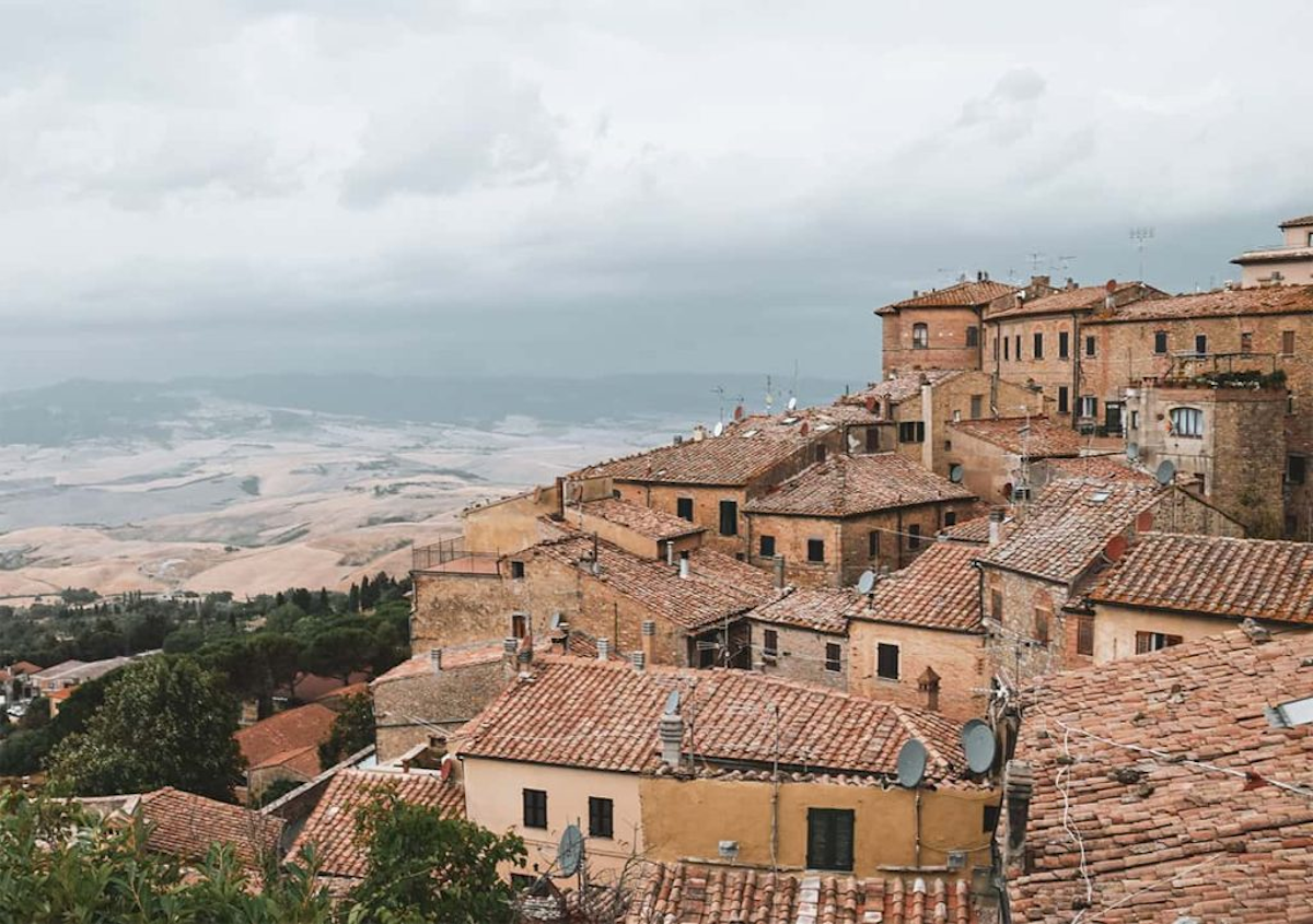 Italy of Old Homes: Sunlit Tones, Time-Worn Facades, and the Quiet of Narrow Streets