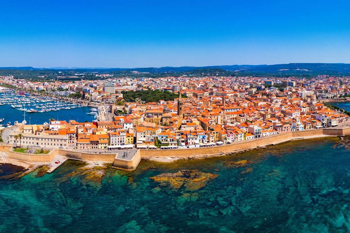 Alghero. The steady presence of the coast
