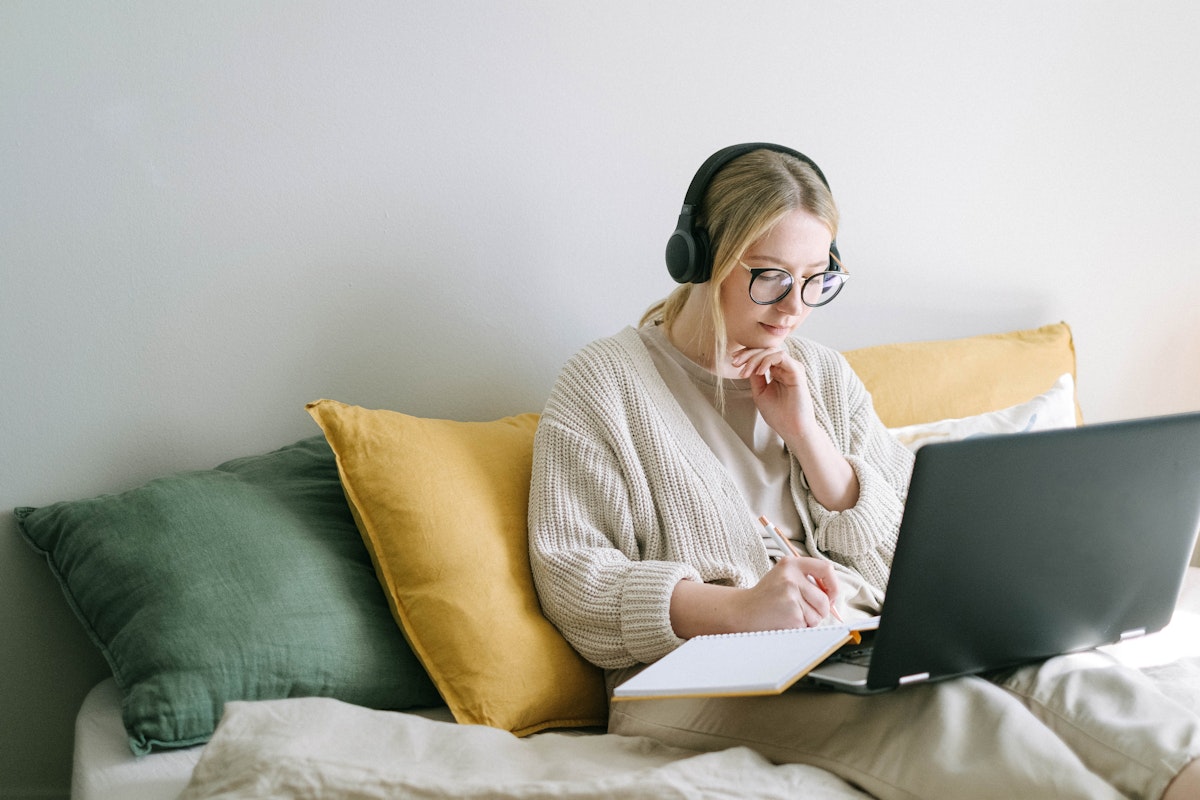 photo-of-woman-taking-notes-4458554.jpg